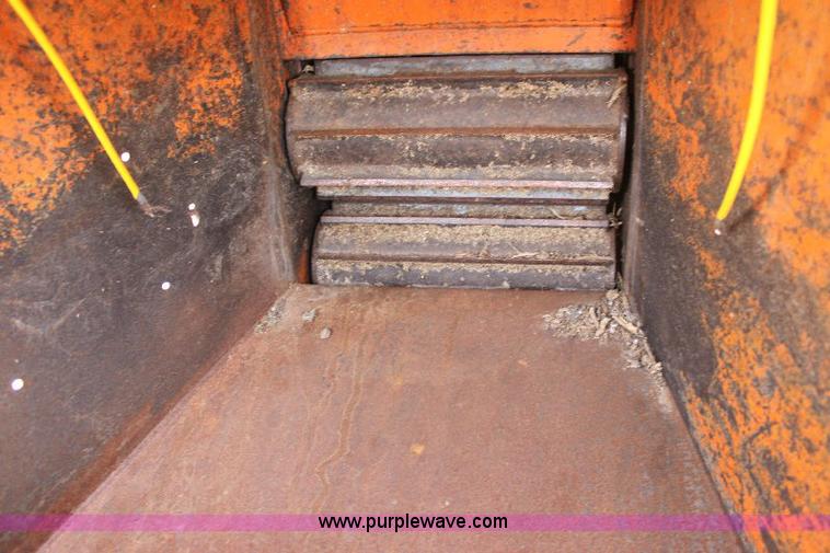 image for item 6253 1999 Brush Bandit 200 wood chipper