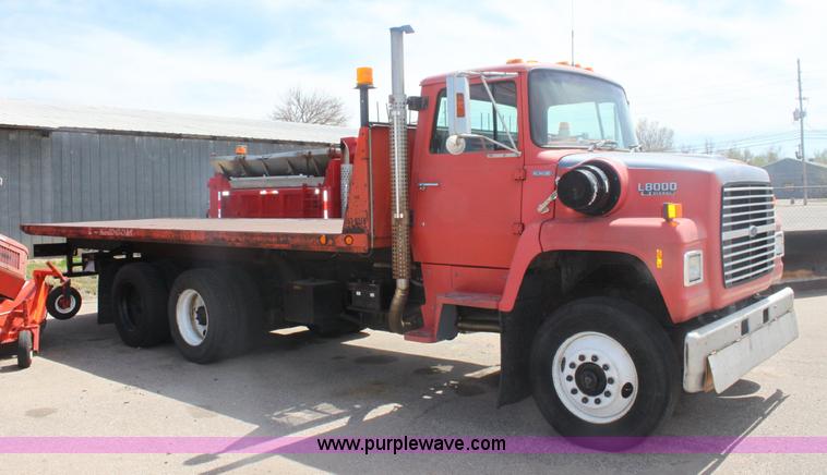 image for item 6282 1988 Ford T8000 rollback truck