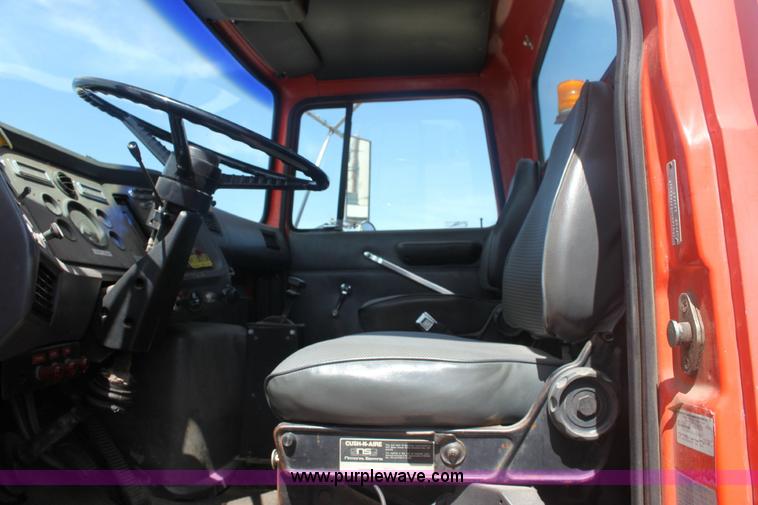 image for item 6282 1988 Ford T8000 rollback truck