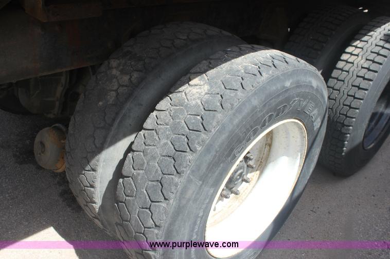 image for item 6282 1988 Ford T8000 rollback truck