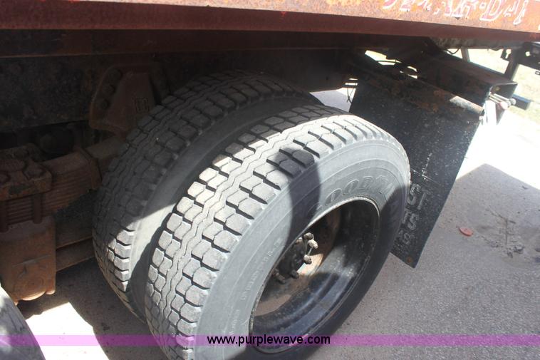 image for item 6282 1988 Ford T8000 rollback truck