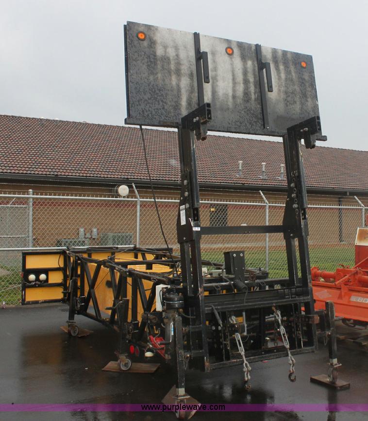 image for item 6318 1999 Enabs Safe-Stop 90 crash attenuator