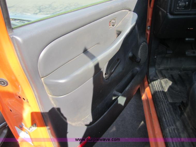 image for item 6435 2002 Chevrolet Silverado C2500HD pickup truck