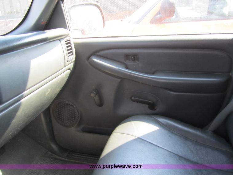 image for item 6435 2002 Chevrolet Silverado C2500HD pickup truck