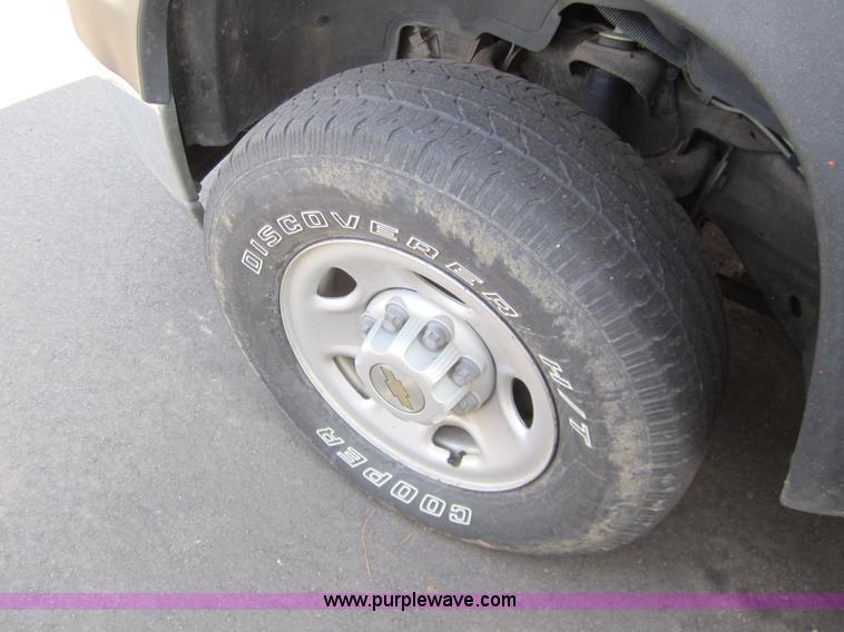 image for item 6435 2002 Chevrolet Silverado C2500HD pickup truck