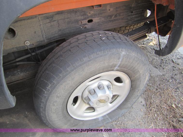 image for item 6435 2002 Chevrolet Silverado C2500HD pickup truck