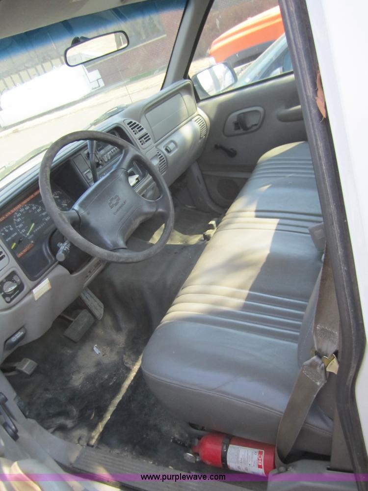 image for item 6437 1997 Chevrolet C1500 pickup truck