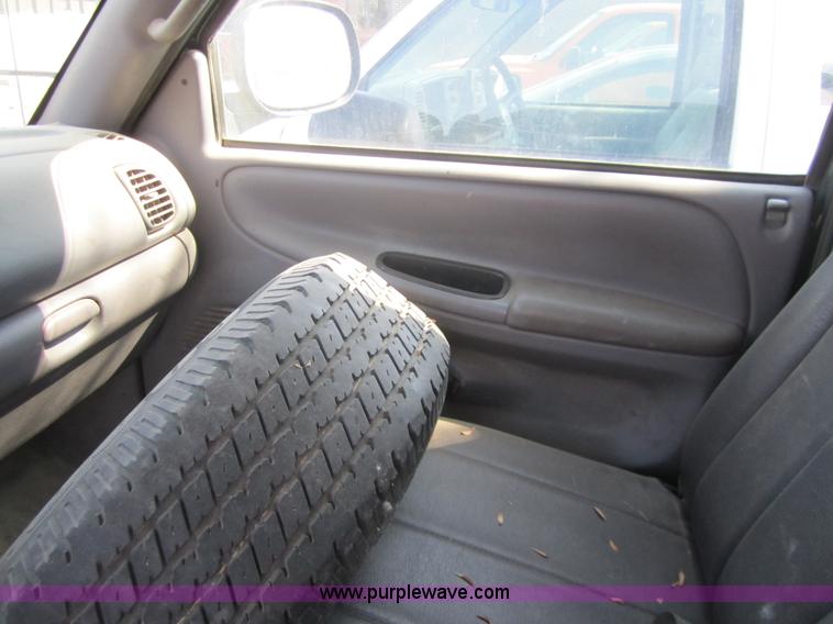 image for item 6438 1999 Dodge Ram 1500 pickup truck