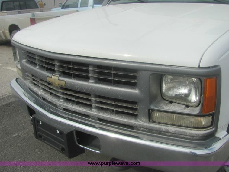 image for item 7035 1999 Chevrolet C2500 pickup truck