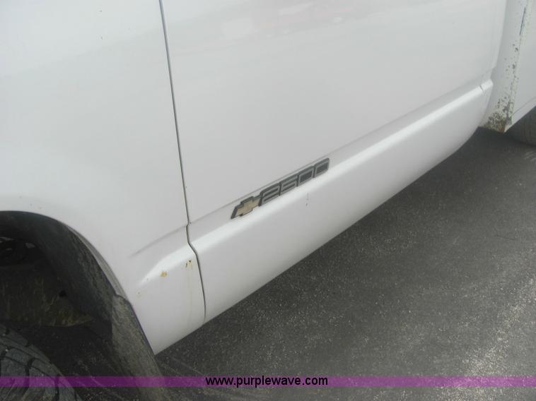 image for item 7035 1999 Chevrolet C2500 pickup truck