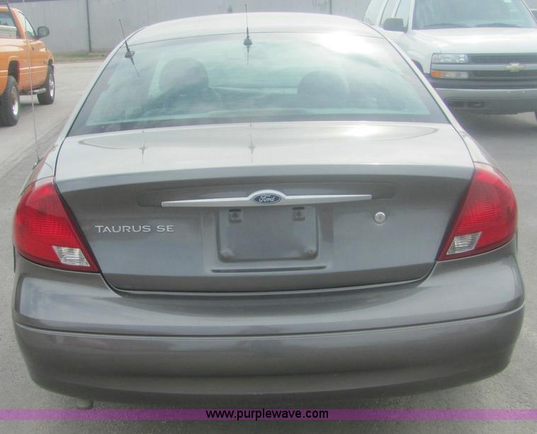 image for item 7036 2002 Ford Taurus SE