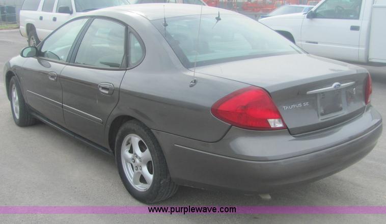 image for item 7036 2002 Ford Taurus SE