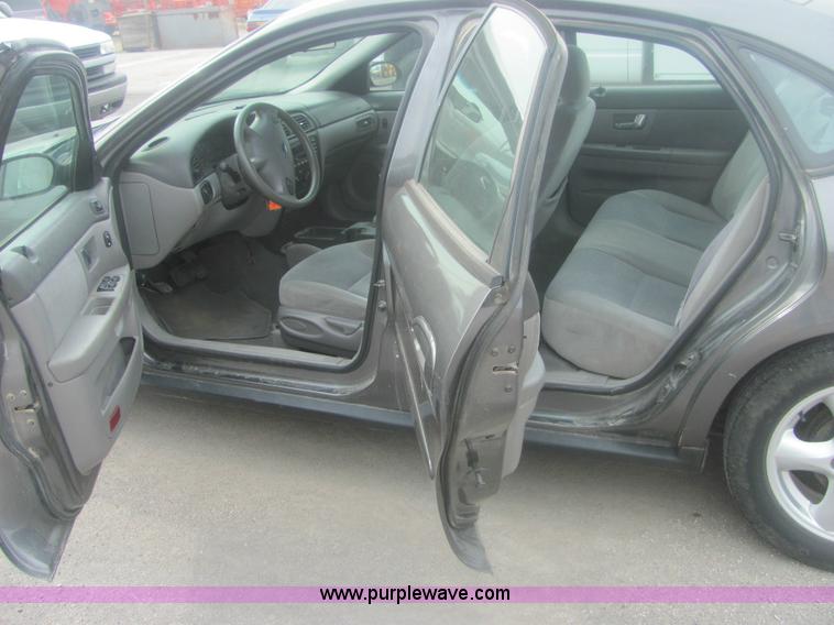 image for item 7036 2002 Ford Taurus SE