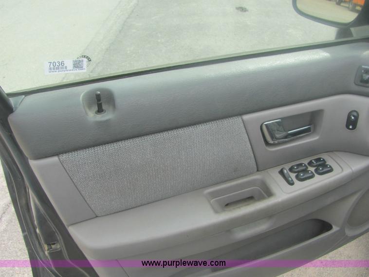 image for item 7036 2002 Ford Taurus SE