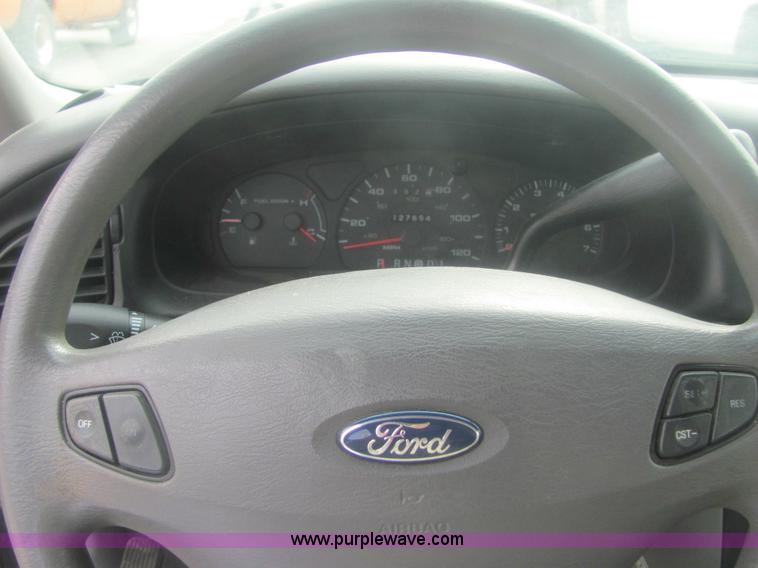 image for item 7036 2002 Ford Taurus SE