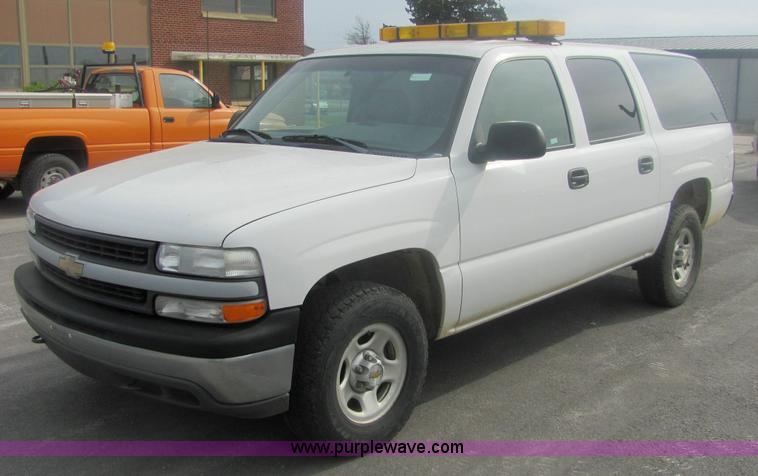 image for item 7037 2001 Chevrolet C1500 Suburban SUV