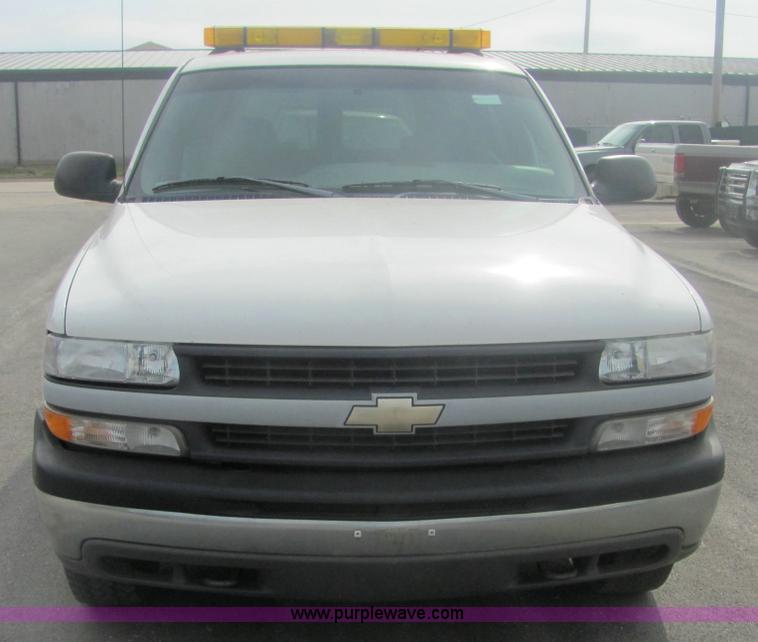 image for item 7037 2001 Chevrolet C1500 Suburban SUV