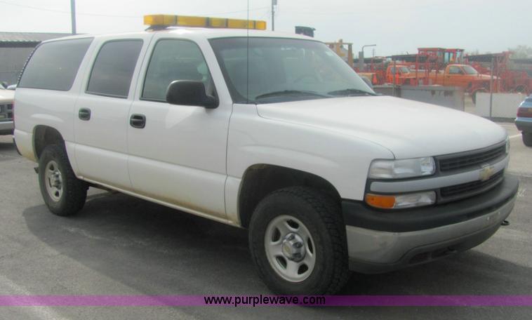 image for item 7037 2001 Chevrolet C1500 Suburban SUV