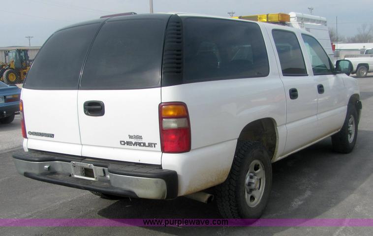 image for item 7037 2001 Chevrolet C1500 Suburban SUV