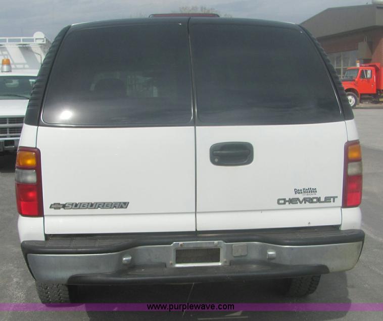 image for item 7037 2001 Chevrolet C1500 Suburban SUV