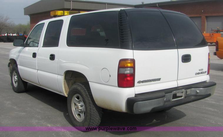 image for item 7037 2001 Chevrolet C1500 Suburban SUV