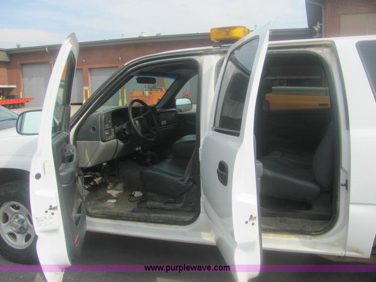 image for item 7037 2001 Chevrolet C1500 Suburban SUV