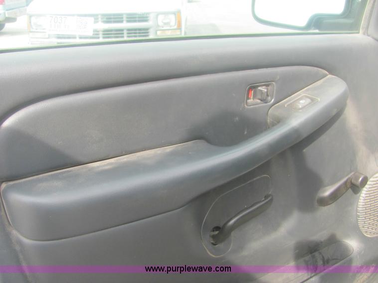 image for item 7037 2001 Chevrolet C1500 Suburban SUV