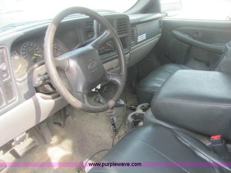 image for item 7037 2001 Chevrolet C1500 Suburban SUV