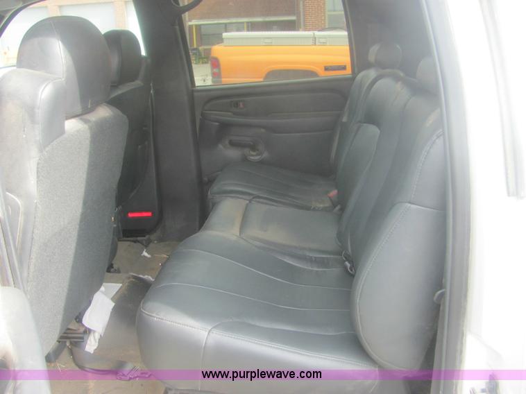 image for item 7037 2001 Chevrolet C1500 Suburban SUV