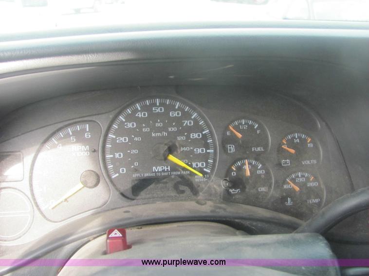 image for item 7037 2001 Chevrolet C1500 Suburban SUV