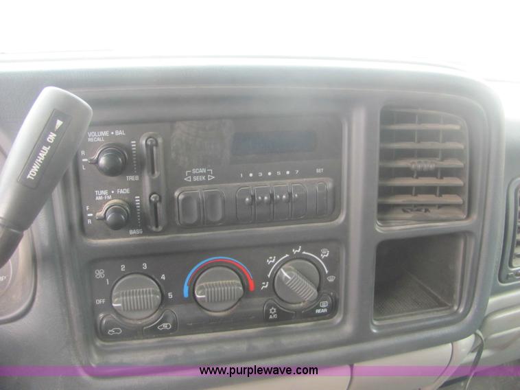 image for item 7037 2001 Chevrolet C1500 Suburban SUV