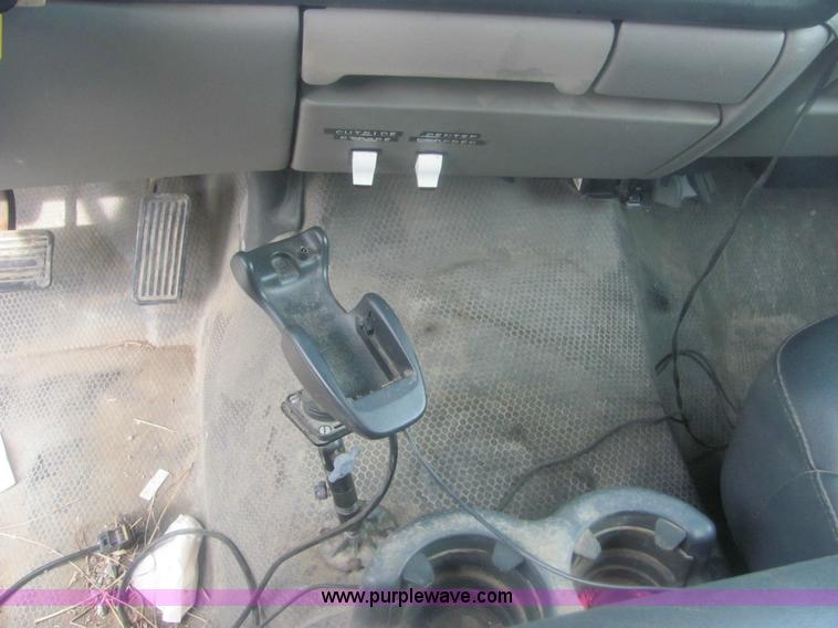 image for item 7037 2001 Chevrolet C1500 Suburban SUV