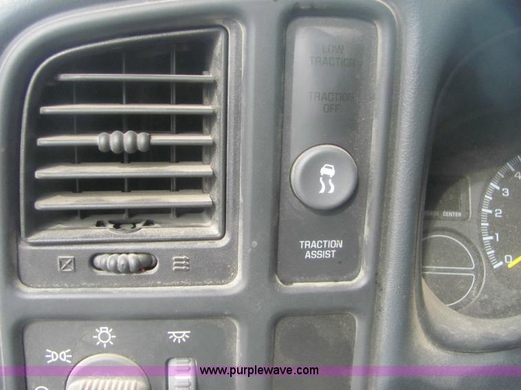 image for item 7037 2001 Chevrolet C1500 Suburban SUV