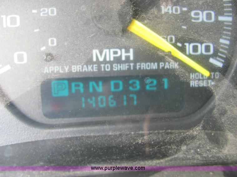 image for item 7037 2001 Chevrolet C1500 Suburban SUV