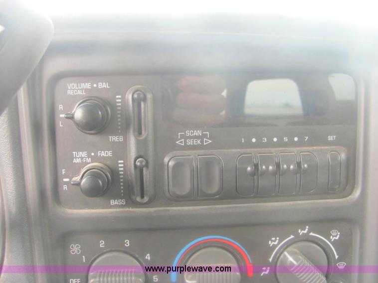 image for item 7037 2001 Chevrolet C1500 Suburban SUV