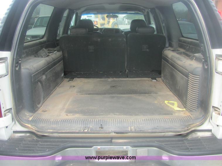 image for item 7037 2001 Chevrolet C1500 Suburban SUV