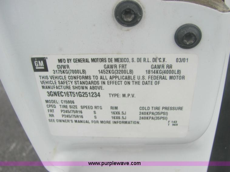 image for item 7037 2001 Chevrolet C1500 Suburban SUV