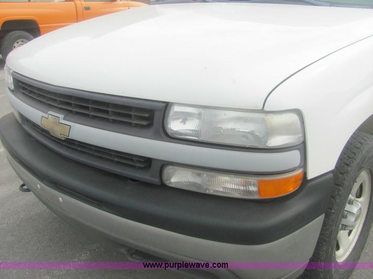 image for item 7037 2001 Chevrolet C1500 Suburban SUV