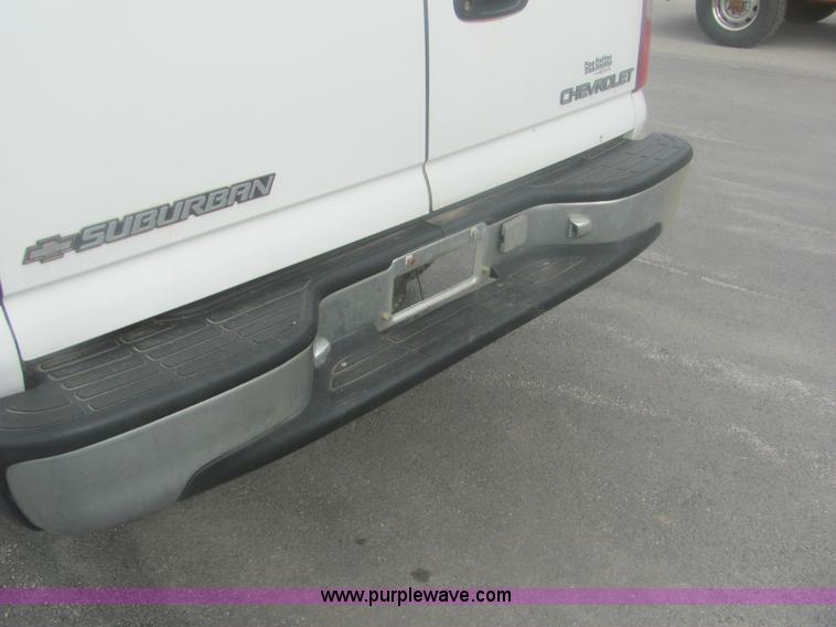 image for item 7037 2001 Chevrolet C1500 Suburban SUV