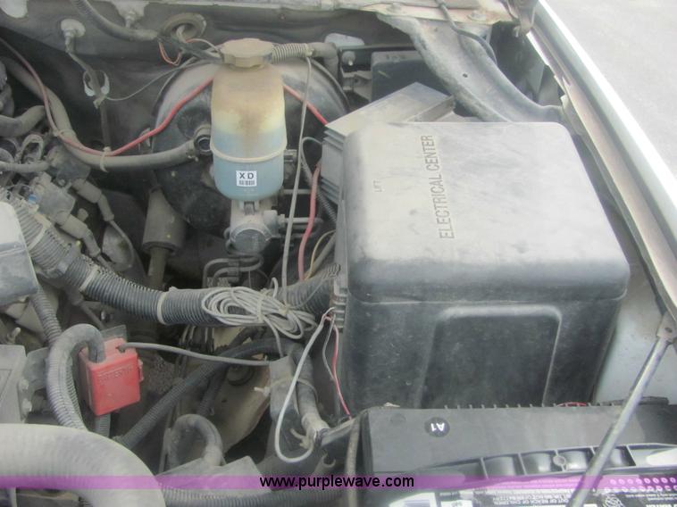 image for item 7037 2001 Chevrolet C1500 Suburban SUV