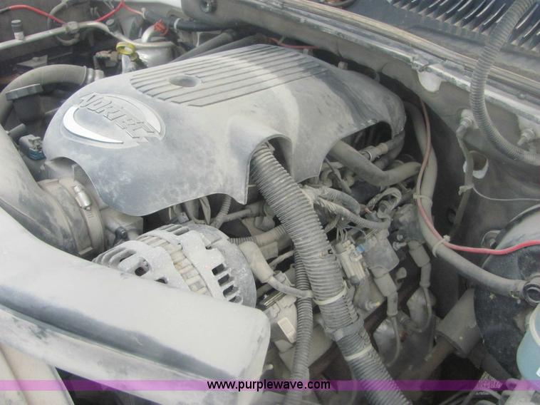 image for item 7037 2001 Chevrolet C1500 Suburban SUV