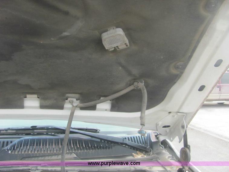 image for item 7037 2001 Chevrolet C1500 Suburban SUV