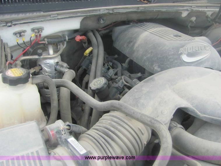 image for item 7037 2001 Chevrolet C1500 Suburban SUV