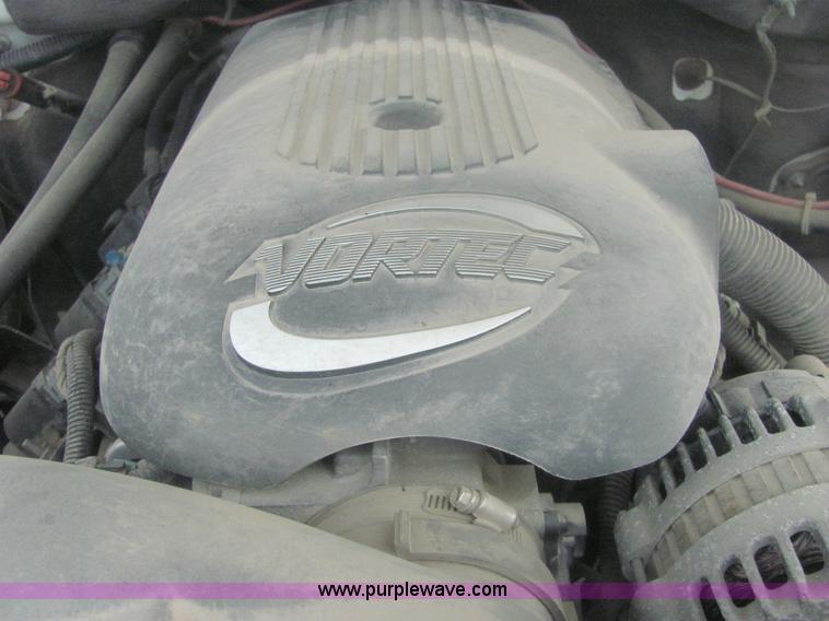 image for item 7037 2001 Chevrolet C1500 Suburban SUV