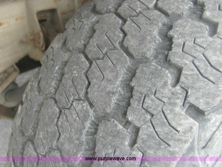 image for item 7037 2001 Chevrolet C1500 Suburban SUV