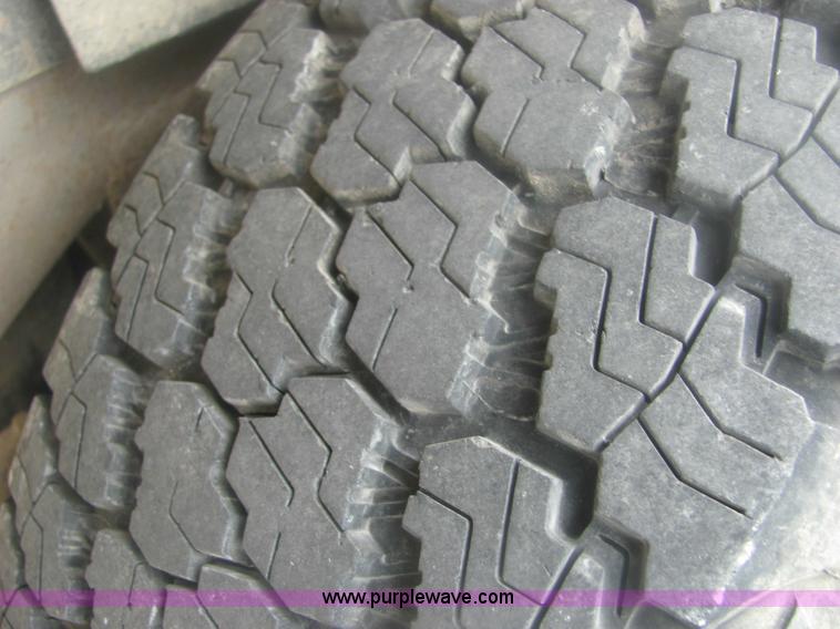 image for item 7037 2001 Chevrolet C1500 Suburban SUV