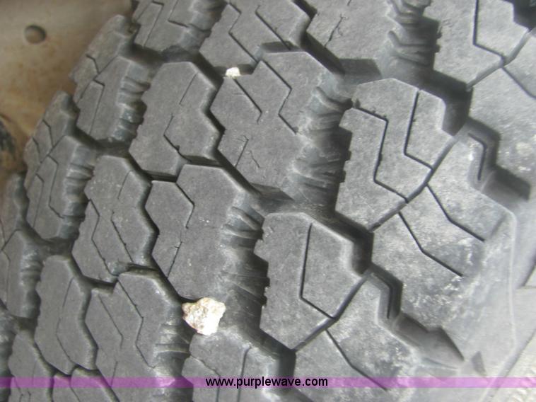 image for item 7037 2001 Chevrolet C1500 Suburban SUV