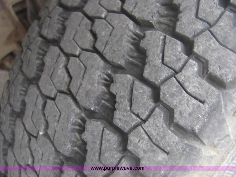 image for item 7037 2001 Chevrolet C1500 Suburban SUV