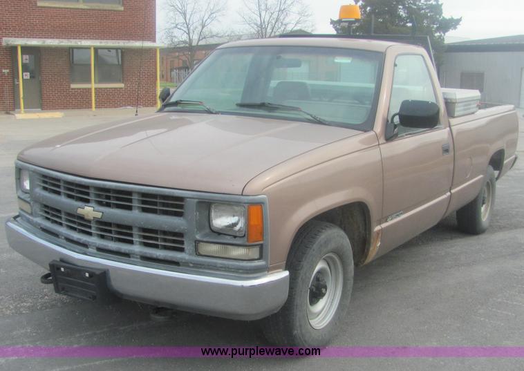 image for item 7038 1994 Chevrolet C1500 W/T pickup truck