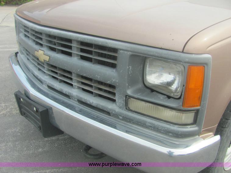 image for item 7038 1994 Chevrolet C1500 W/T pickup truck